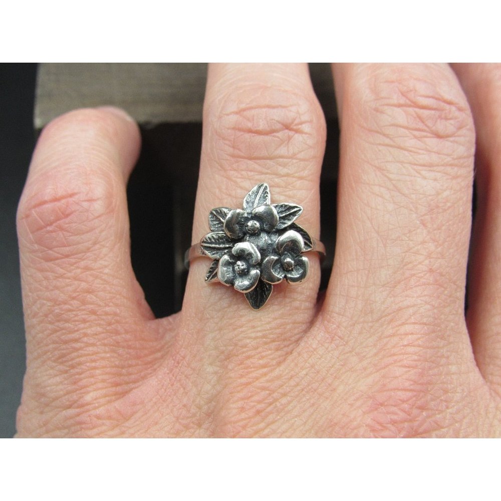 Size 7.25 Sterling Silver Tarnished Triple Flower Bundle Band Ring